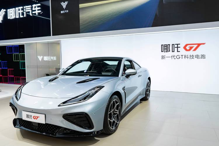 东莞313哪吒汽车在智能汽车领域的表现，领途汽车在新能源汽车市场中的影响力